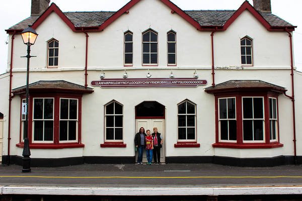 Llanfair­pwllgwyngyll­gogery­chwyrn­drobwll­llan­tysilio­gogo­goch (58 chữ cái) là một ngôi làng nhỏ trên đảo Anglesey của xứ Wales. Nghĩa của cái tên này khá khó hiểu - “Nhà thờ Thánh Mary trong hốc cây phỉ trắng gần xoáy nước của nhà thờ Thánh Tysilio với một hang động màu đỏ”. Ảnh: Welcome to Flickr.